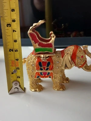 Elefantfigur i guldfärgat metall med färgdetaljer. - Elefantfigur i guldfärgat metall med färgdetaljer.