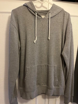 Hoodie från Pier One  - Klassisk grå hoodie utan dragkedja från Pier One i storlek M. Skön passform och sparsamt använd. 