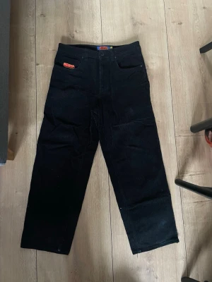 Empyre svarta Manchester - Längd: 96cm.Midja: 39cm. Benöppning: 21cm.