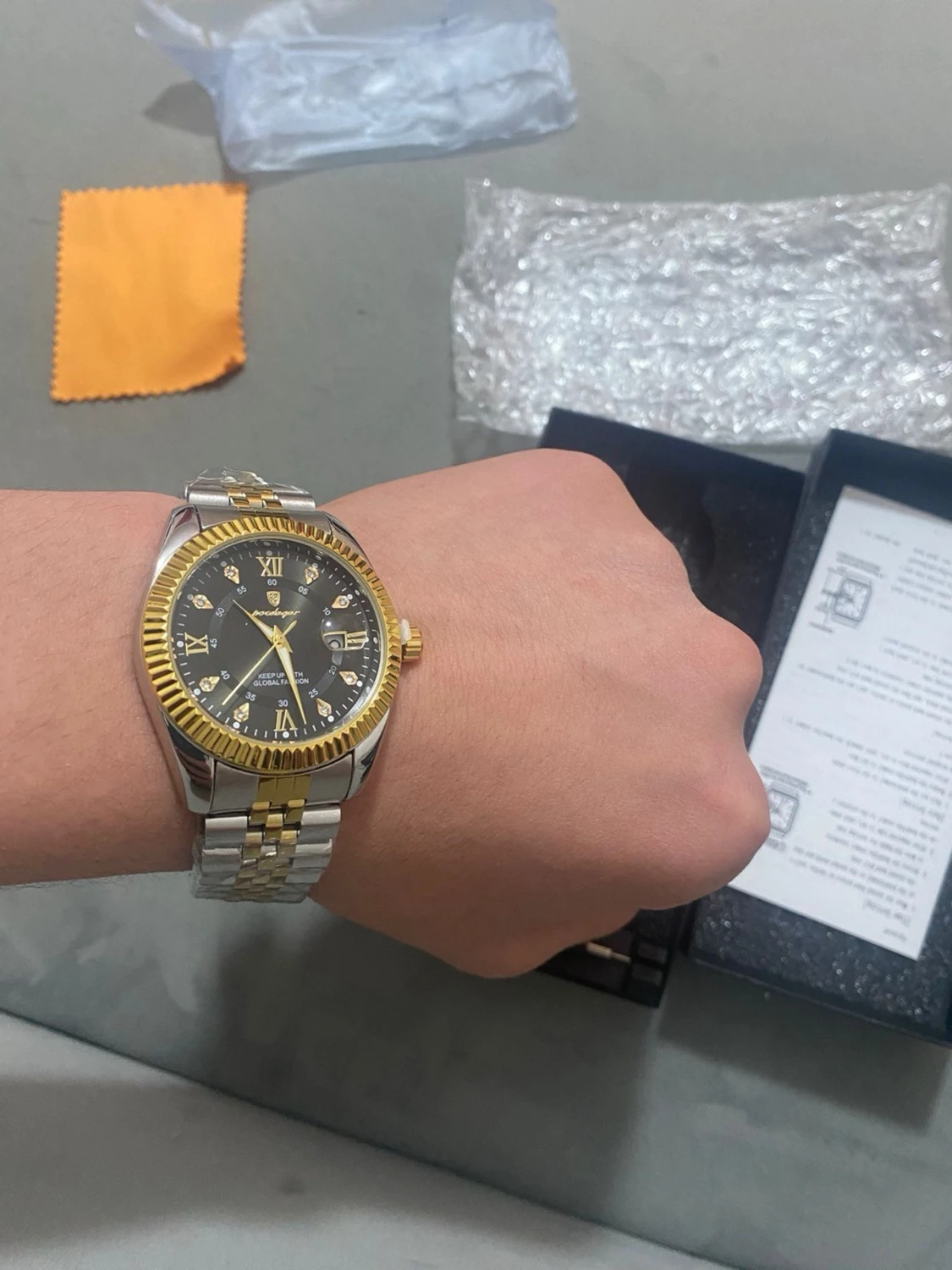 Guldig och silver klocka  - 1