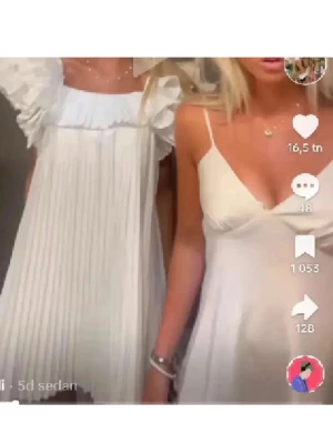 Vit plisserad klänning från Zara - Supersöt vit kortklänning från Zara. Perfekt till student eller skolavslutning. Verkligen så fin. Storlek S. Kom privat vid frågor❤️