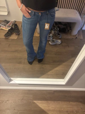 Blå bootcut jeans från Levis - jeans med bootcut-modell och låg midja som är blå