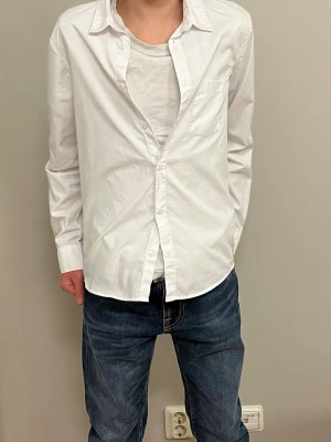 Vit långärmad skjorta - Tja! Säljer denna sjukt feta skjorta. Skjortan är från H&M. Passar väldigt bra till många olika stilar. Storleken på skjortan är 158. Skriv vid dom minsta funderingarna. Pris kan självklart diskuteras.