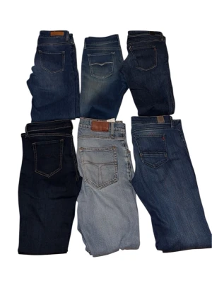 Replay jeans bulk -  ⸻  🔥 DESIGNER-JEANS BUNDLE – REPLAY & TIGER OF SWEDEN 🔥 Säljer ett paket med 6 designerjeans i mycket bra skick – perfekt för vardagsbruk eller vidareförsäljning. 👖 Ingår: • 5× Replay-jeans – perfekt skick • 1× Tiger of Sweden-jeans – bra skick 📏 Storlekar: Replay-jeans: • 30 • 27/34 • 27 • 28/32 • 31/34 Tiger of Sweden: • 31/32 ✔️ Äkta designermärken ✔️ Rena & välvårdade jeans ✔️ Blandade passformer och tvättar ✔️ Mycket prisvärt paket 💥 Säljes endast som paket 📦 Snabb frakt 💬 Skicka meddelande