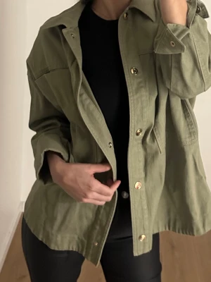 Olivgrön jeansjacka  - Säljer en olivgrön jeansjacka från zara i storlek S passar även XS. Ord pris 399:- säljs 179:-