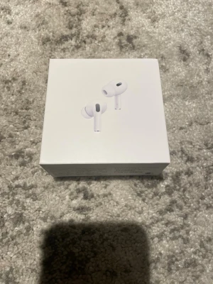 AirPods Pro gen 2 - Säljer mina AirPods jag fick i julklapp för jag behöver pengarna. Annars helt nya.