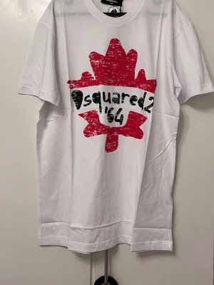 Vit t-shirt med lönnlöv - Vit T-shirt oanvänd i storlek XXL passar XL oxå 