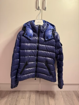 Moncler Bady  - Moncler Bady, storlek 2/s, skick 9/10, carton har lostnat helt, nypris 17600kr, vid funderingar hör av er. 