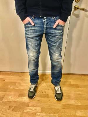 Dondup jeans slim fit - vintage denim fade  - Rikigt schyssta Dondup Sammy jeans med snygga ljusblå jeans med naturlig denim fade. Jeansen är storlek 33/32 med en nice slim passform. Jeansen är i mycket bra skick då de används sparsamt, men har fortfarande mycket att ge. Bara att skriva om om det är något du undrar!