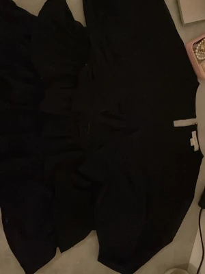 Svart blus med paljetter🖤🪩 - Svart blus från Gina Tricot med volanger i strl 146/152. 