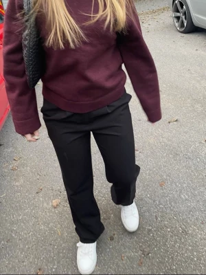 Vinröd stickad tröja - Säljer denna superfina vinröda stickade tröjan ifrån Gina tricot i princip nyskick. Använd ca 3 gånger. Intressekoll  Passar XS/S