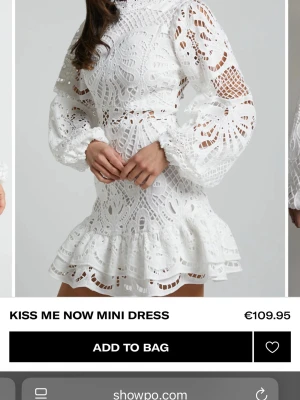 Vit spetsklänning Kiss Me Now - Supersöt vit kortklänning från Showpo med detaljerad spets, volangkant och långärmade puffärmar. Klänningen har hög hals, dragkedja bak och ett unikt mönster i spetsen som ger en romantisk vibe. Den är aldrig använd och även en superfin studentklänning för den som letar efter det!🫶