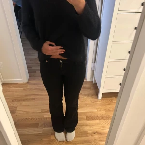 Svarta lowwaist bootcut jeans - LÅNAD BILD! köpte byxorna på plick så de är inte mina bilder💕men säljer ett par svarta lowwaist byxor pga av att dom inte kommer till användning💖