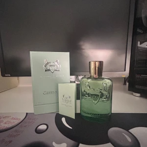 Parfums de Marly Greenley EdP Byte!! - Greenley från Parfums de Marly i en snygg grön flaska. Volym: 125 ml. Perfekt för dig som vill sticka ut med en exklusiv och modern doft. Levereras med originalförpackning och booklet. Byter endast mot parfymer!!!