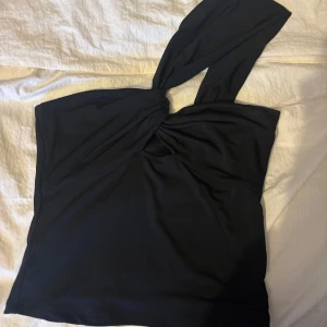 Svart oneshoulder topp - Snygg svart topp från bikbok 💗