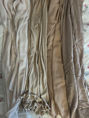 4 beige hijabs - Säljer 4 beige hijabs för 150 kr. Perfekt för dig som vill börja med hijab inför ramadan eller testa en ny look eller att ge bort som present till en nybliven hijabi🤎