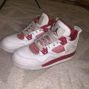 Jordans 4 - Säljer mina nästan oanvända Jordans 4 storlek 36 nypris 8500