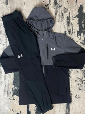 Under Armour tracksuit.  - Finns i storlekar! Hör av dig för att få rätt storlek!