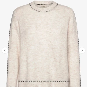 Ljusbeige stickad tröja med svarta detaljer - Mysig ljusbeige stickad tröja med svarta prickdetaljer. Använd en gång.
