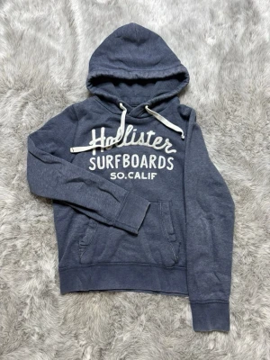 Hollister hoodie - Säljer denna sällsynta och mycket eftertraktade Hollister hoodie | Storlek M | Skick 9/10 | Vid eventuella frågor hör gärna av dig och erbjuder bra pris vid köp av bundle 😁✅