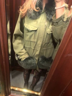 Custommade jacka  - Custommade jacka i olivgrön, äkta päls (mink). Intresse koll. Storlek S/M