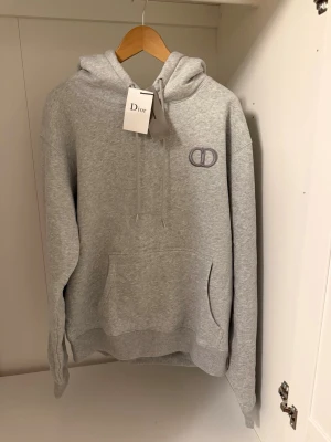 Grå Hoodie - Säljer en grå hoodie, helt ny och oanvänd. Skickas snabbt efter köp. DM mig om ni har frågor.