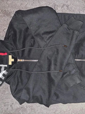 Burberry hoodie - Säljer en svart burberry hoodie, använd ett par gånger men är i bra skick.