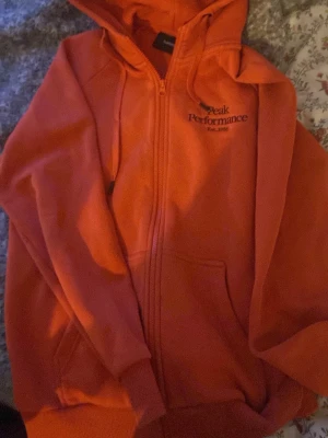 Peak performance zip hoodie - Jag säljer min hoodie som inte passar mig längre, den är fin och håller en varm. Har använt några gånger men det är i mycket bra skick. Tvättas även innan den skickas
