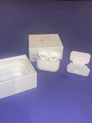 Hörlurar  - Högkvalitativa hörlurar med brusreducering, en USB-C till USB-C kabel och olika storlekar på öron plupparna. Helt ny används endast ental gånger.