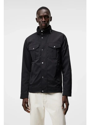 Svart fieldjacka från J.Lindeberg - Snygg svart ”Bailey Poly” fieldjacka från J.Lindeberg med hög krage och silverfärgade knappar. Jackan har två bröstfickor med lock och knappar samt två sidofickor. Tillverkad i polyester och har dragkedja framtill. Perfekt för dig som gillar stilren och funktionell design. Väldigt bra skick utan defekter. Nypris 3400