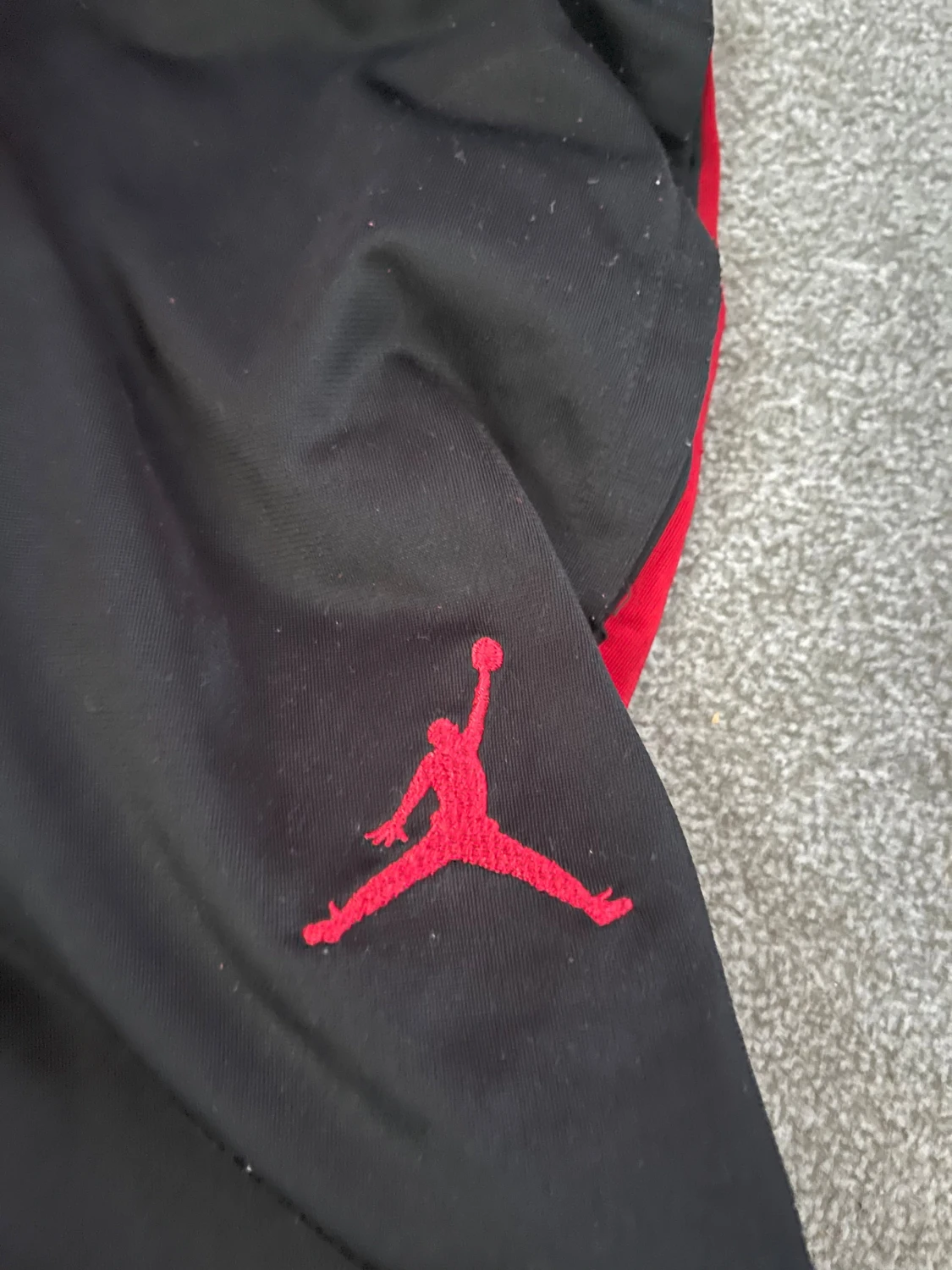 Svarta Jordan mjukisbyxor med röd logga - 1