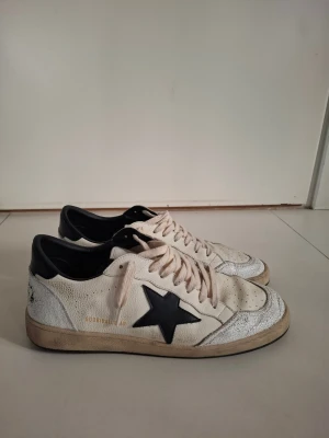Golden goose skor - Bara lite tunt på bakre sula men annars i bra skick. Storlek 45