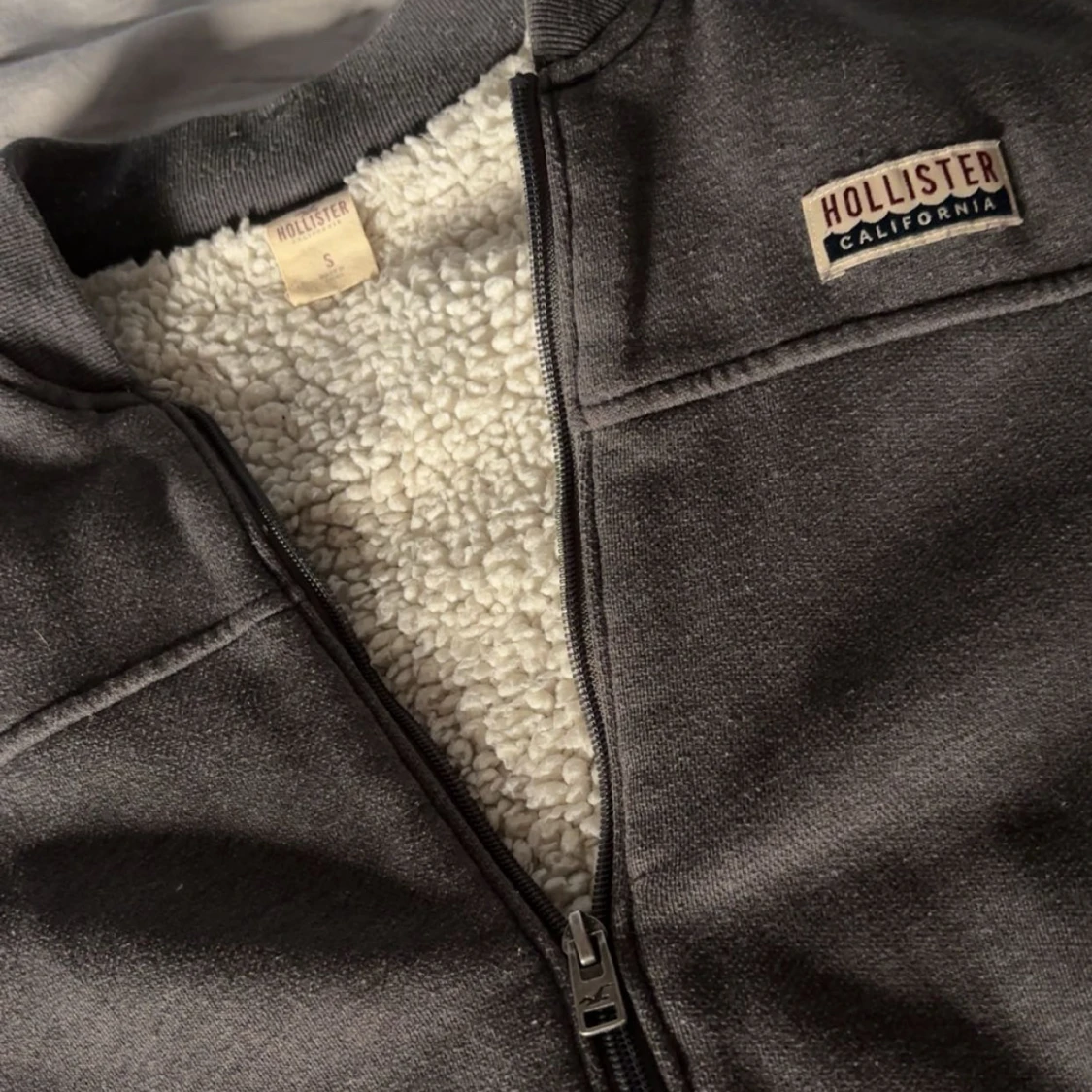 Grå teddyjacka från Hollister - 3