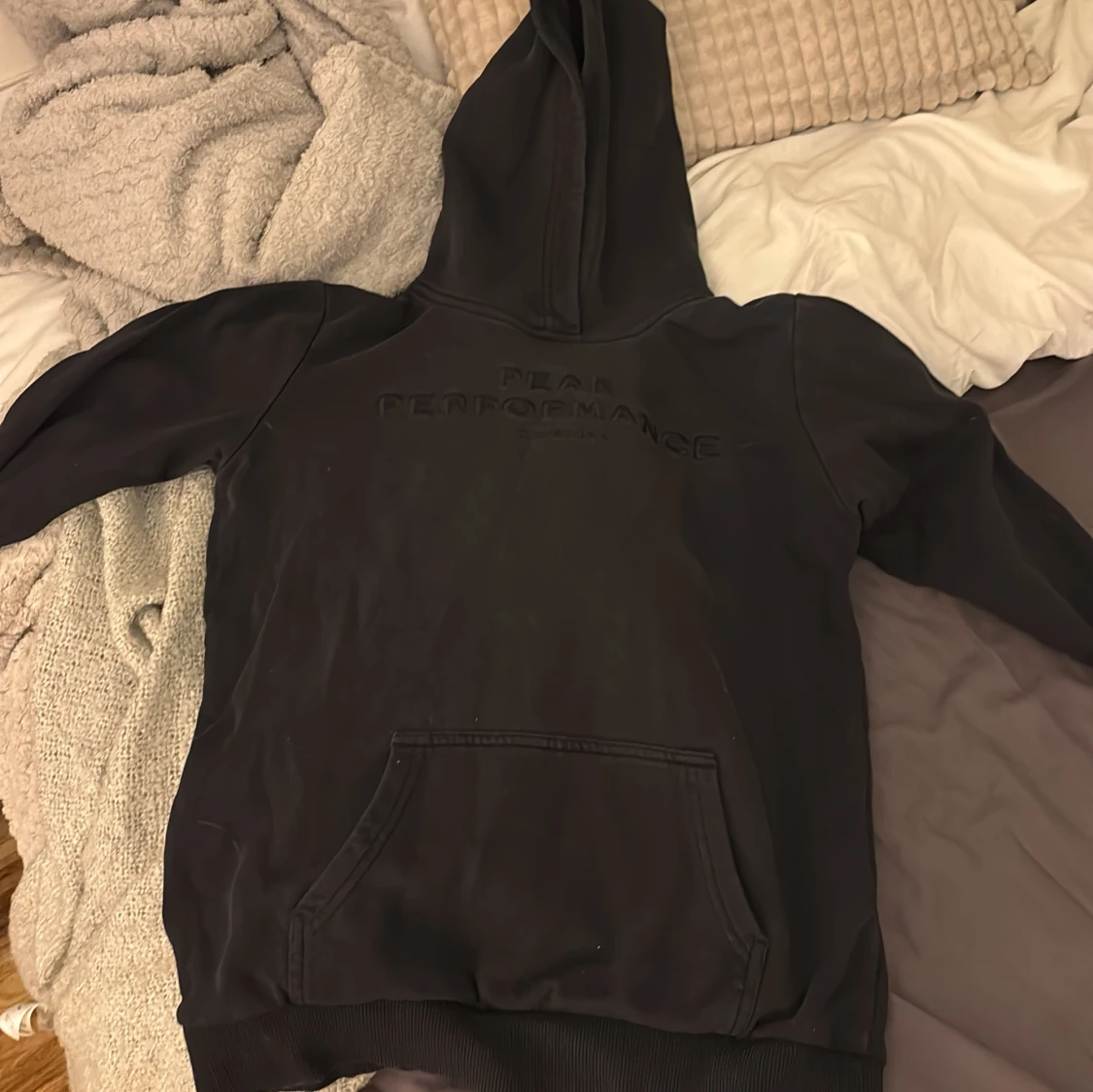 Svart hoodie från Peak Performance