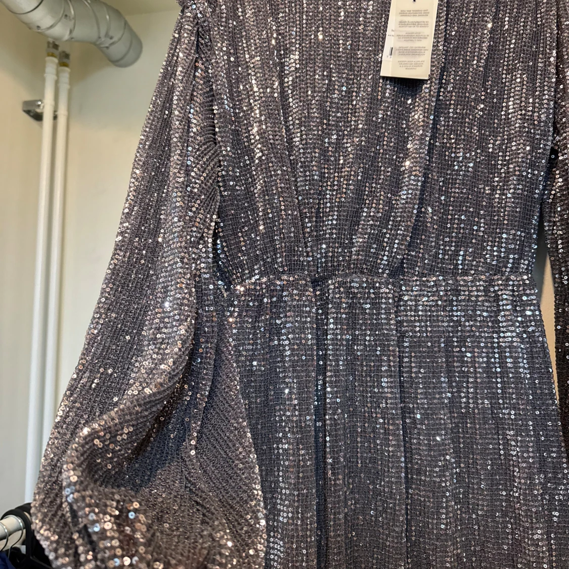 Lång glittrig silverklänning med paljetter - 1