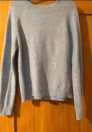 Ljusblå stickad tröja - Mysig ljusblå stickad tröja från Vero Moda i storlek S. Tröjan har rund hals, ribbade muddar vid ärmslut och nederkant samt långärmad passform. Perfekt för dig som gillar enkel och stilren look med soft vibe.