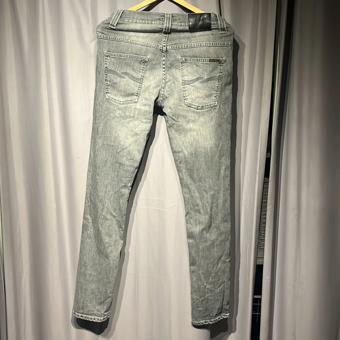 Grå jeans från Nudie Jeans Co - 1
