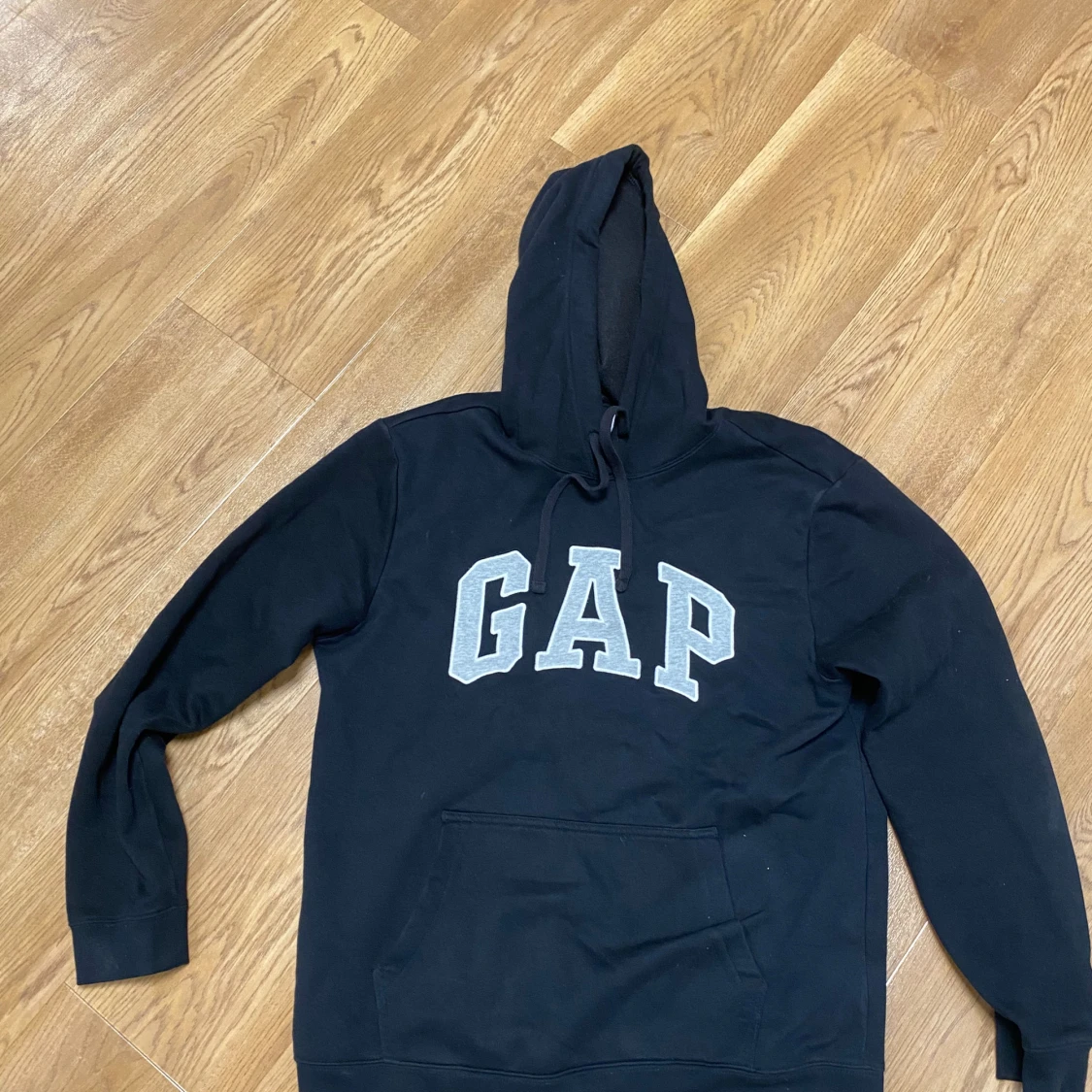 Svart hoodie från GAP med logga