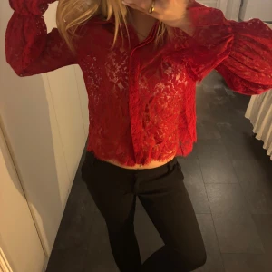 Röd blus - Super fin röd blus som passar perfekt inför julen! 🎄har knappar så går att schystera och ha den som man vill! Endast använd 1 gång, storlek 36/38. Ursprungligen köpt från bubbleroom