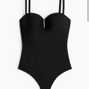 svart body - supersnygg populär body från h&m❣️(slutsåld i xs) helt ny med prislapp!