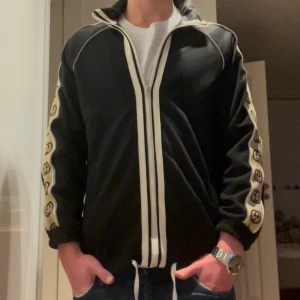Gucci Tracksuit - Tja, säljer en tvärfet tracksuit överdel från ”Gucci”. Använd ett fåtal gånger och är nästan i nyskick. Tröjan är i storlek M men den är lite i storleken så den passar S också (pris går att diskuteras).