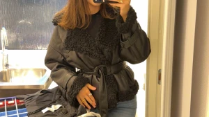 Svart teddyjacka med bälte - Säljer en svart teddyjacka med snygga detaljer i skinnimitation och fluffig teddy på krage, ärmslut och nederkant. Den har teddynaterial inne i jackan. Jackan har ett bälte i midjan och spännen på ärmarna. Den är väldigt lik den virala jackan från Adoore. Jackan kostade 1.7 ursprungligen men den har inte kommit till användning då jag använder massa andra jackor samt att jag inte hunnit skicka tillbaka den. Lapp finns kvar. <3