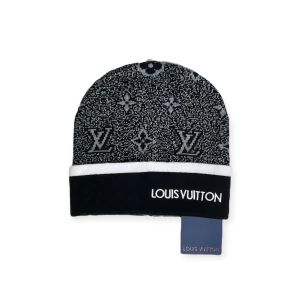 Lv Mössa - Helt ny mössa aldrig använd. Storlek One Size.. Kan frakta eller mötas i Haninge. Skriv gärna vid fler frågor, postar alltid inom 24h. (Alla bilder är tagna av mig)