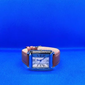 Klocka - Vintage design - Snygg klocka - Billig klocka - Fungerande - Fin fungerande Klocka - I vintage stil/design. Klockan är i bra skick. Visningstyp Romerska siffror Boettjocklek 9 mm Armbandsbredd 20 mm Urtavlans diameter 40 mm Spänne Buckle (klassiskt spänne) Armbandslängd 21,5 cm Boettmaterial Metall (legering) Urverk Quartz Typ Quartz-armbandsur  Box ingår ej pga frakt.