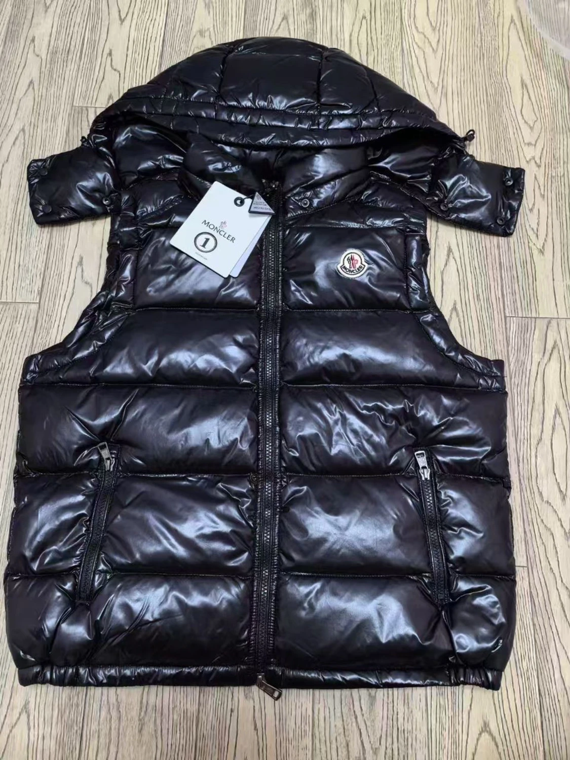 Svart dunväst från Moncler med huva