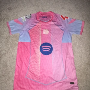 Barça Lamine Yamal rosa/blå Nike tröja S - tröjan är lite stor i storleken så ungefär M sitter den som! (Ny utan prislapp)
