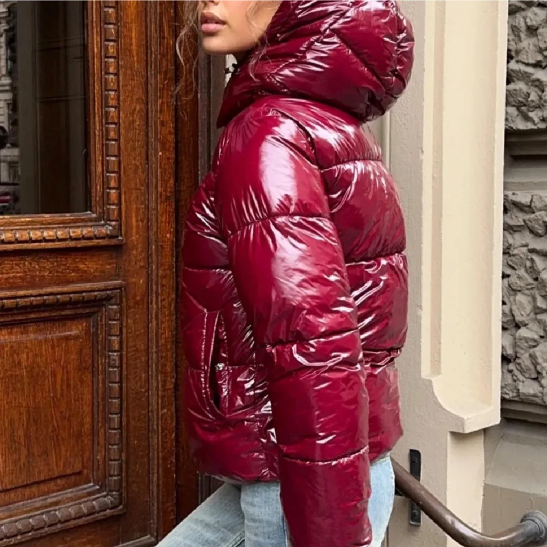 Vinröd pufferjacka med huva - 1