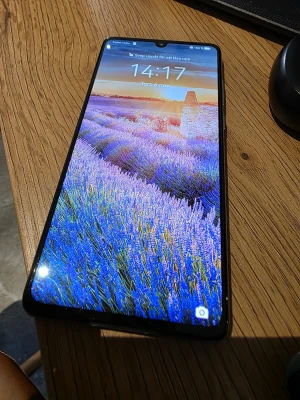 Huawei P30 - Huawei P30 med trippelkamera från Leica, snygg gradientbaksida och stor skärm. Telefonen är i gott skick med mindre repor på baksidan och ramen, men inga sprickor. Perfekt för dig som vill ha en kraftfull Android med bra kamera och elegant design.