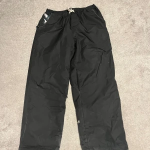 Lead fabrics skidbyxor  - Snygga Lead fabrics skidbyxor. Sitter bra på mig som är 177. Lite slitna längst ned men inget som har någon påverkan. Nypris 3000