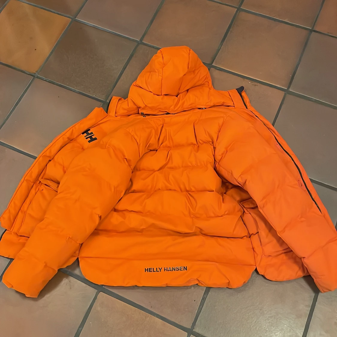 Orange pufferjacka från Helly Hansen - 1